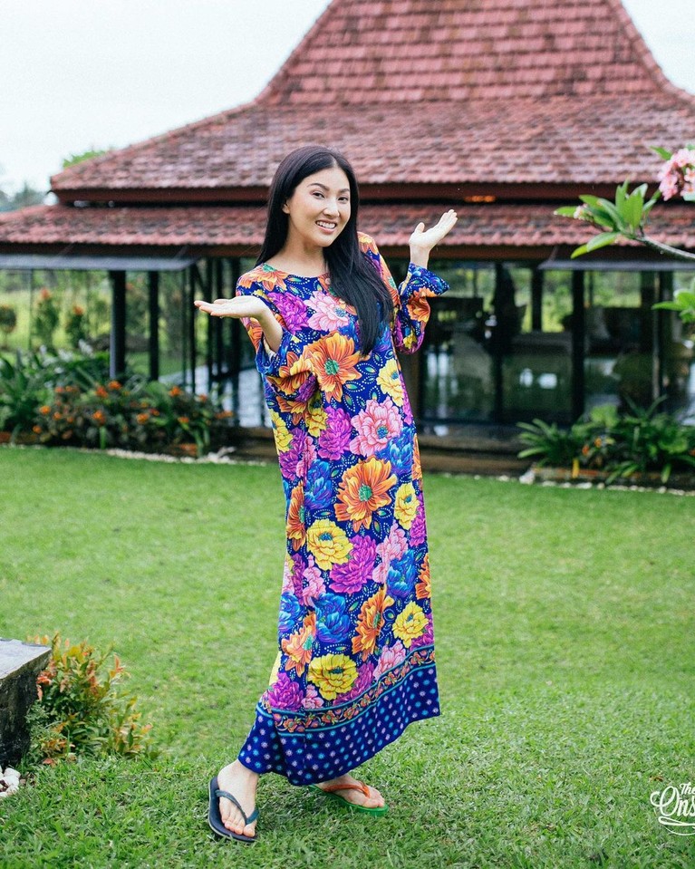 Artis Memakai Daster Deretan artis Indonesia yang hobi dasteran tapi tetap tampil cantik. Yuk simak siapa aja mereka!