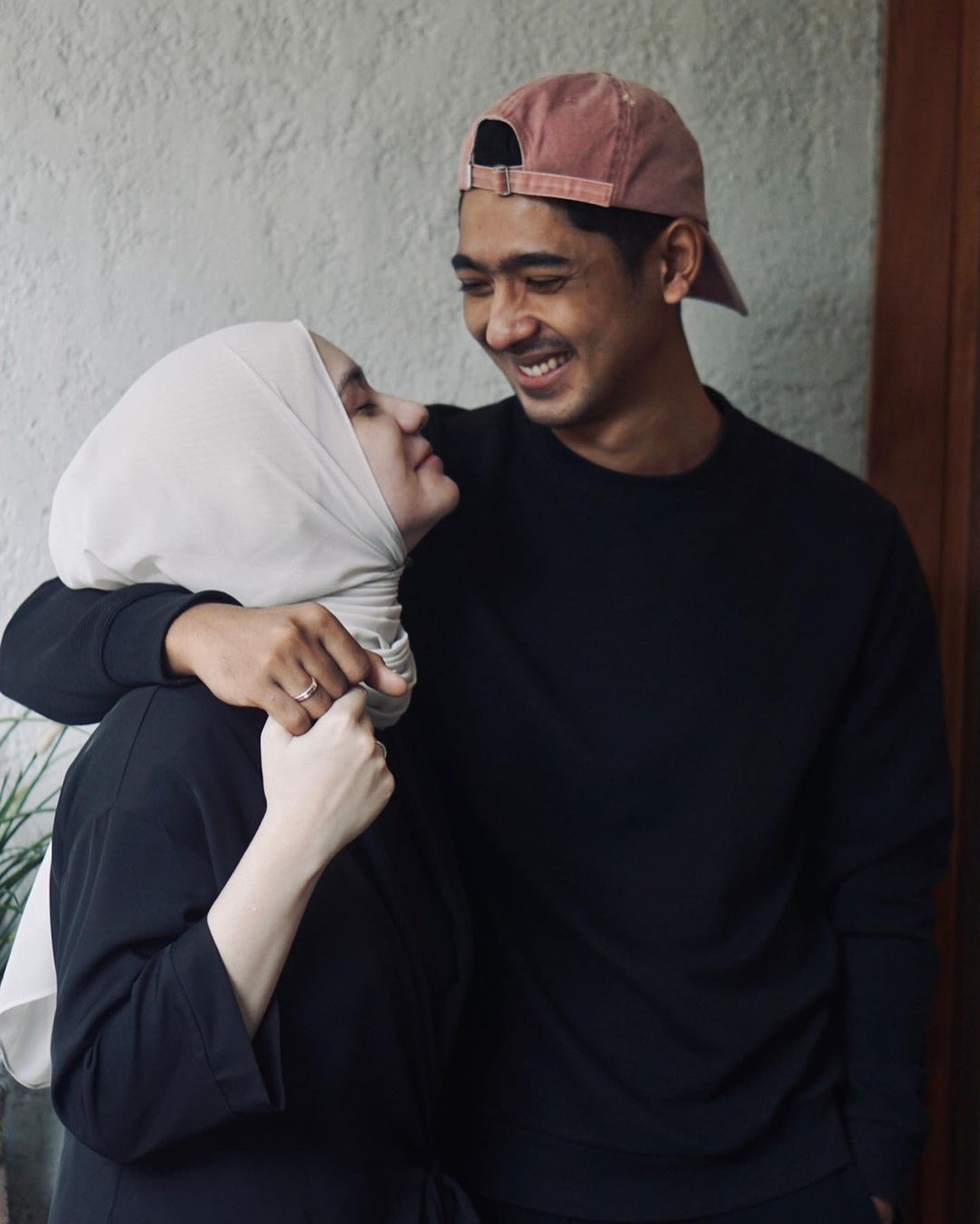 Banyak fans baper melihat akting Arya Saloka di sinetron hingga didoakan cerai dengan sang istri&period; Yuk kita intip keharmonisan rumah tangga mereka&excl;