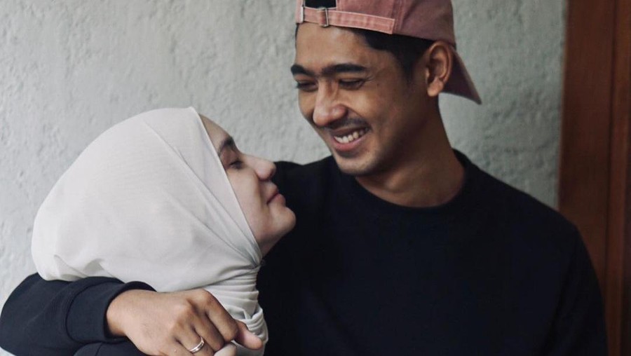 Banyak fans baper melihat akting Arya Saloka di sinetron hingga didoakan cerai dengan sang istri. Yuk kita intip keharmonisan rumah tangga mereka!