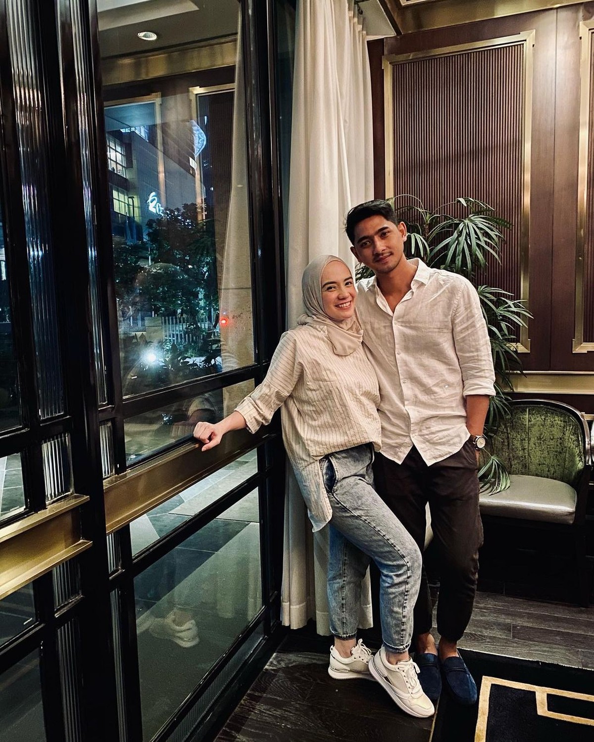 Banyak fans baper melihat akting Arya Saloka di sinetron hingga didoakan cerai dengan sang istri&period; Yuk kita intip keharmonisan rumah tangga mereka&excl;