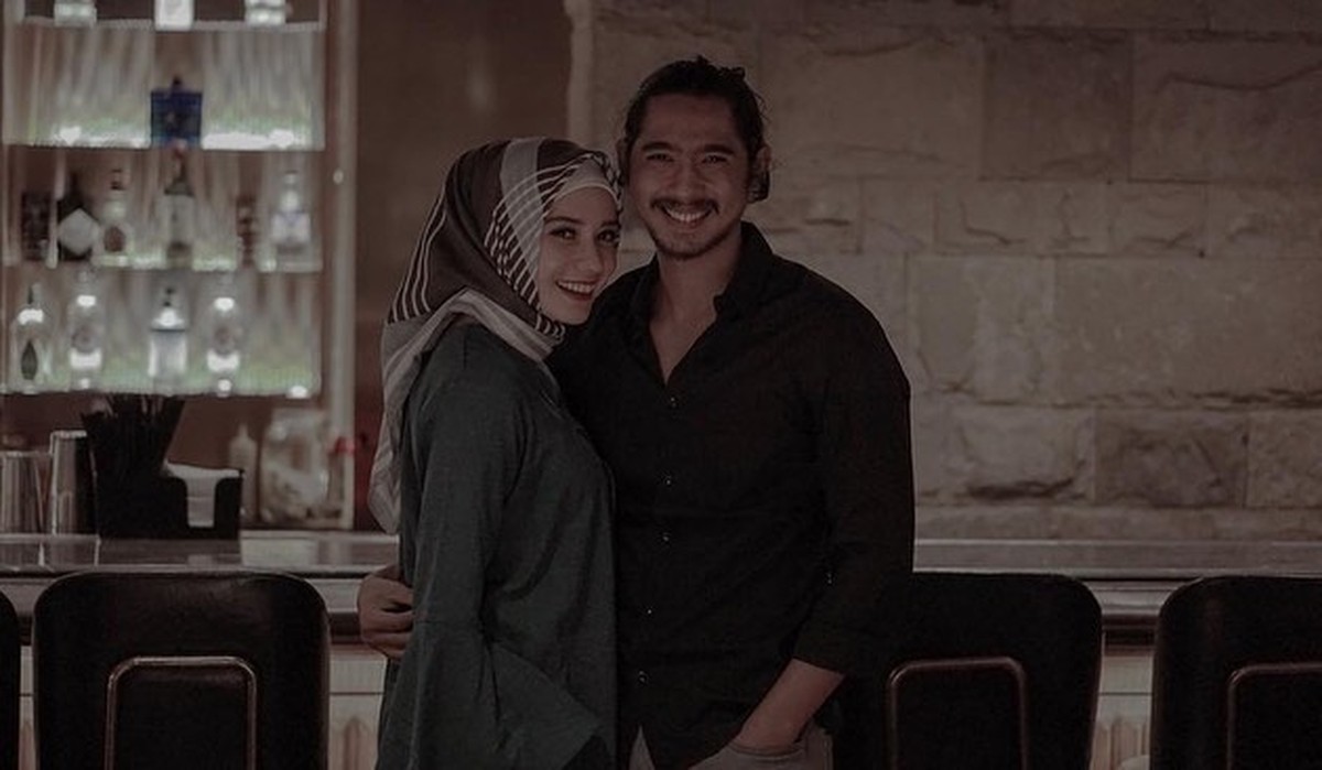 Banyak fans baper melihat akting Arya Saloka di sinetron hingga didoakan cerai dengan sang istri&period; Yuk kita intip keharmonisan rumah tangga mereka&excl;