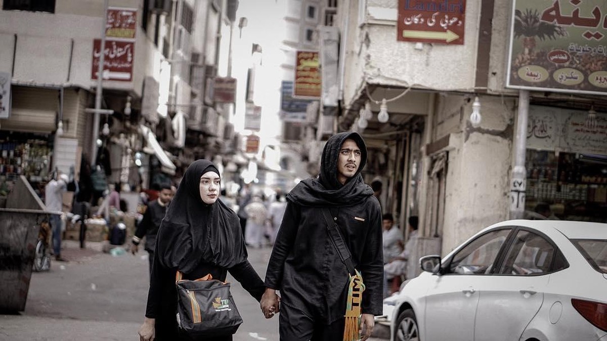 Banyak fans baper melihat akting Arya Saloka di sinetron hingga didoakan cerai dengan sang istri&period; Yuk kita intip keharmonisan rumah tangga mereka&excl;