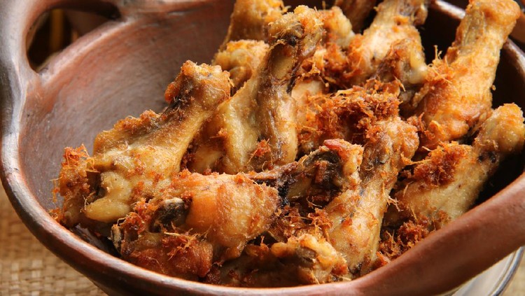 Fried chicken, the common main side dish for many Indonesian rice dishes, such as Nasi Uduk Betawi. The chicken has been cooked using traditional recipe hence it brings the grind galangal and lemongrass as the tasty, crispy crumbs scattering around the chicken. Chicken drummettes have been used for aesthetics reason. The drummettes are plated on an traditional earthenware wok.