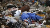 FOTO: Sampah Masa Pandemi Mengancam Bumi Jumlah sampah masker, sarung tangan dan pakaian pelindung diri melonjak selama masa pandemi. Berpotensi memicu pencemaran lingkungan.