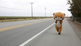 FOTO: 'Beruang' Jalan Kaki dari Los Angeles ke San Francisco Seorang pria asal Los Angeles berjalan kaki menuju San Francisco sembari mengenakan kostum beruang untuk acara penggalangan dana.