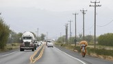 FOTO: 'Beruang' Jalan Kaki dari Los Angeles ke San Francisco Seorang pria asal Los Angeles berjalan kaki menuju San Francisco sembari mengenakan kostum beruang untuk acara penggalangan dana.
