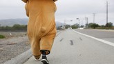 FOTO: 'Beruang' Jalan Kaki dari Los Angeles ke San Francisco Seorang pria asal Los Angeles berjalan kaki menuju San Francisco sembari mengenakan kostum beruang untuk acara penggalangan dana.