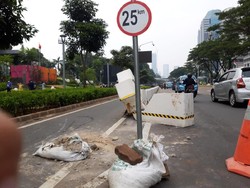Gagal Nyalip, Penyebab Mobil Tabrak Planter Box Jalur Sepeda Sudirman