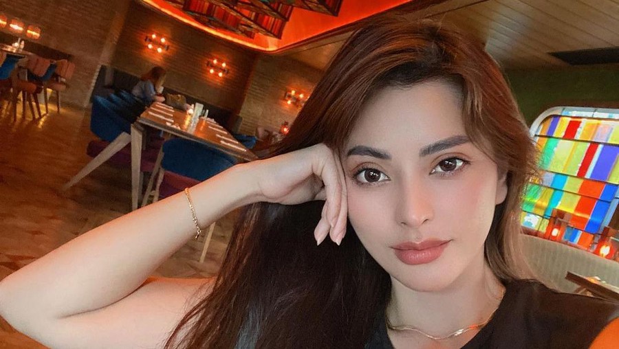 Cantiknya Aska Ongi Saat Jajan Es Kopi dan Nongkrong di Kafe Bali Cantiknya Aska Ongi Saat Jajan Es Kopi dan Nongkrong di Kafe Bali