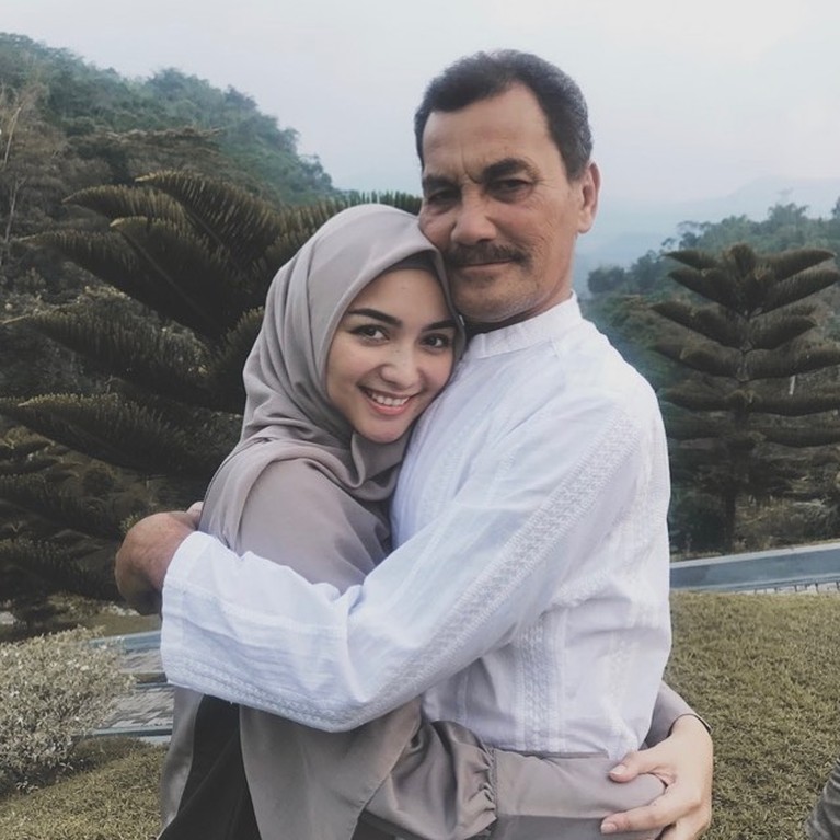 Citra Kirana dan Sang Ayah Ayahanda Citra Kirana, Iwan Siregar meninggal dunia pada Rabu (21/4) pukul 19.00 Wib. Yuk kita kenang lagi momen kedekatan Citra dan ayahnya!