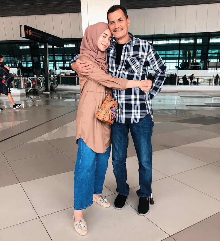 Citra Kirana dan Sang Ayah Ayahanda Citra Kirana, Iwan Siregar meninggal dunia pada Rabu (21/4) pukul 19.00 Wib. Yuk kita kenang lagi momen kedekatan Citra dan ayahnya!