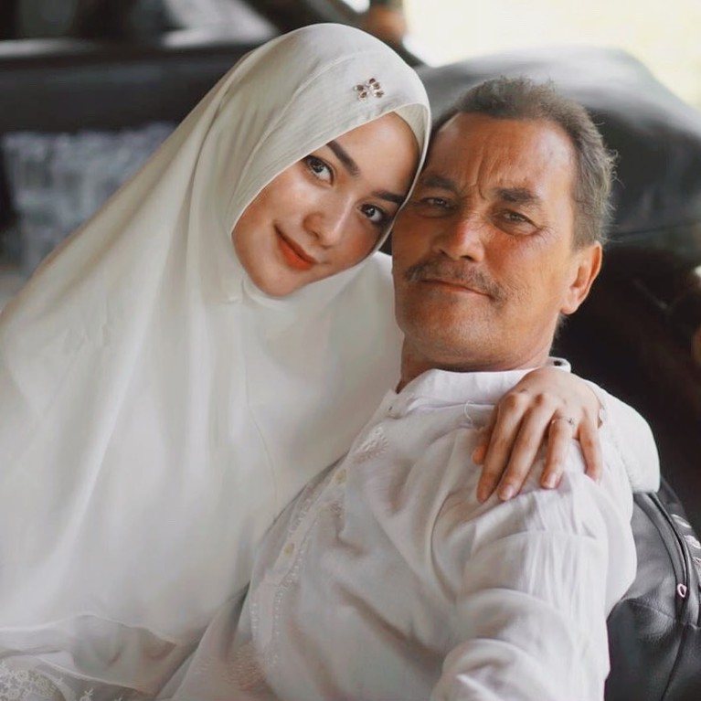 Citra Kirana dan Sang Ayah Ayahanda Citra Kirana, Iwan Siregar meninggal dunia pada Rabu (21/4) pukul 19.00 Wib. Yuk kita kenang lagi momen kedekatan Citra dan ayahnya!