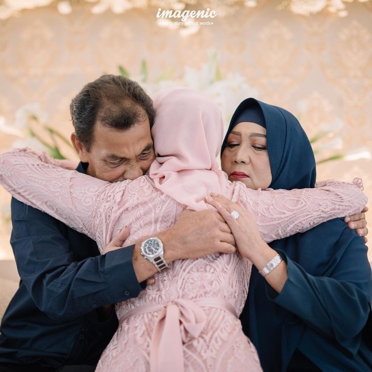 Citra Kirana dan Sang Ayah Ayahanda Citra Kirana, Iwan Siregar meninggal dunia pada Rabu (21/4) pukul 19.00 Wib. Yuk kita kenang lagi momen kedekatan Citra dan ayahnya!