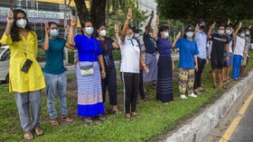 Aksi Biru Rakyat Myanmar Desak Junta Militer Bebaskan Tahanan
