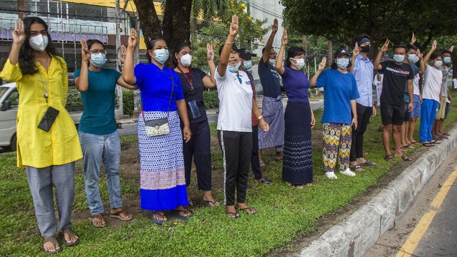 Para aktivis anti kudeta Myanmar menggelar protes dengan mengenakan baju biru untuk menyerukan pembebasan orang-orang yang ditahan junta militer.