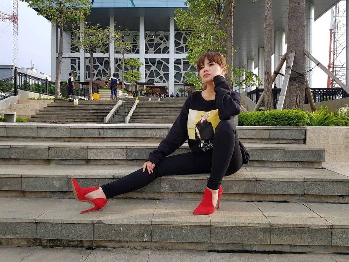 Dikabarkan rumah DJ seksi Dinar Candy di gerebek oleh polisi&period; Yuk kita intip&excl;