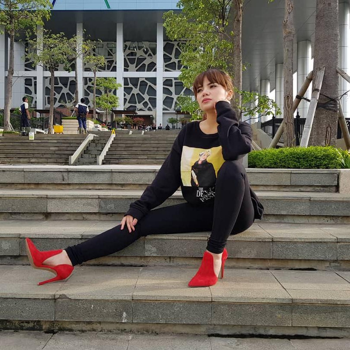 Dikabarkan rumah DJ seksi Dinar Candy di gerebek oleh polisi&period; Yuk kita intip&excl;