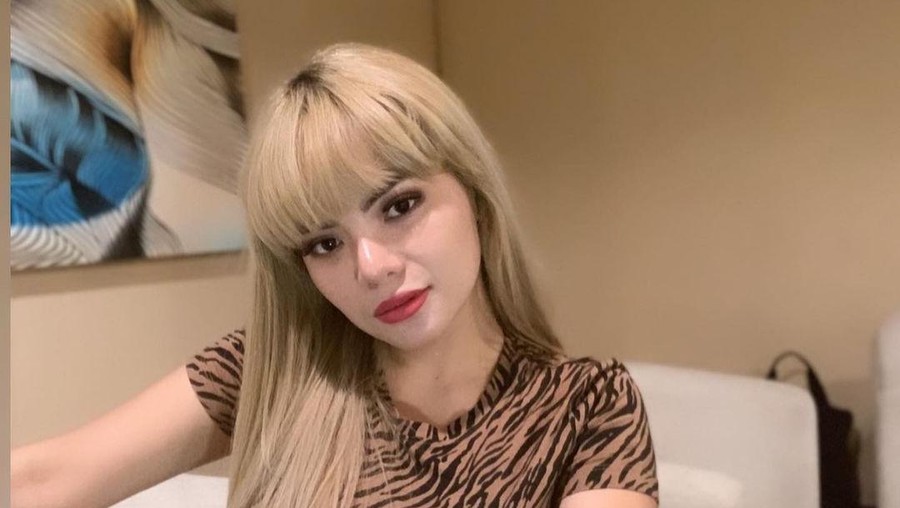 Dikabarkan rumah DJ seksi Dinar Candy di gerebek oleh polisi. Yuk kita intip!