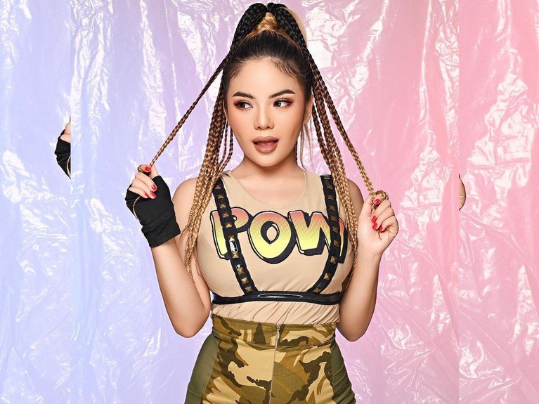 Dikabarkan rumah DJ seksi Dinar Candy di gerebek oleh polisi. Yuk kita intip!