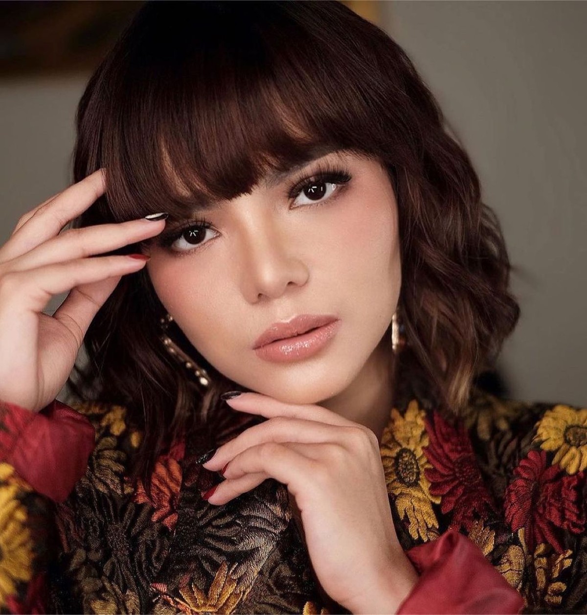 Dikabarkan rumah DJ seksi Dinar Candy di gerebek oleh polisi&period; Yuk kita intip&excl;