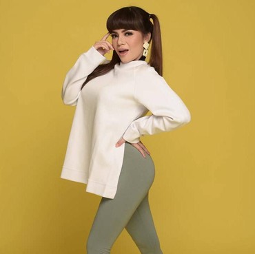 Sensasi Nekat Dinar Candy, Jual Celana Dalam & Umbar Aurat di Tepi Jalan