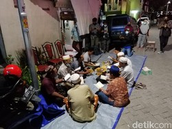 Warga Gelar Doa Bersama di Rumah Kru KRI  Nanggala-402 di Surabaya