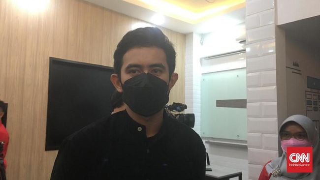 Dokter Kevin Buka Suara soal Adegan Vaginal Touche di TikTok Dokter muda Kevin Samuel Marpaung meminta maaf atas konten TikTok berisi adegan pemeriksaan vagina. Dia mengklaim tak bermaksud melecehkan kalangan perempuan.
