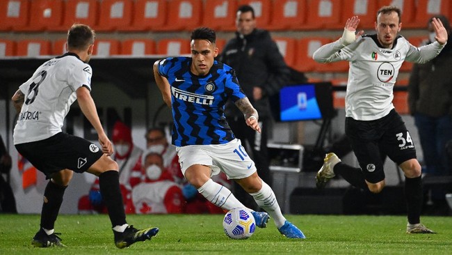 Inter Milan mempertahankan posisi pertama di klasemen Liga Italia sementara Juventus menempati peringkat ketiga. 