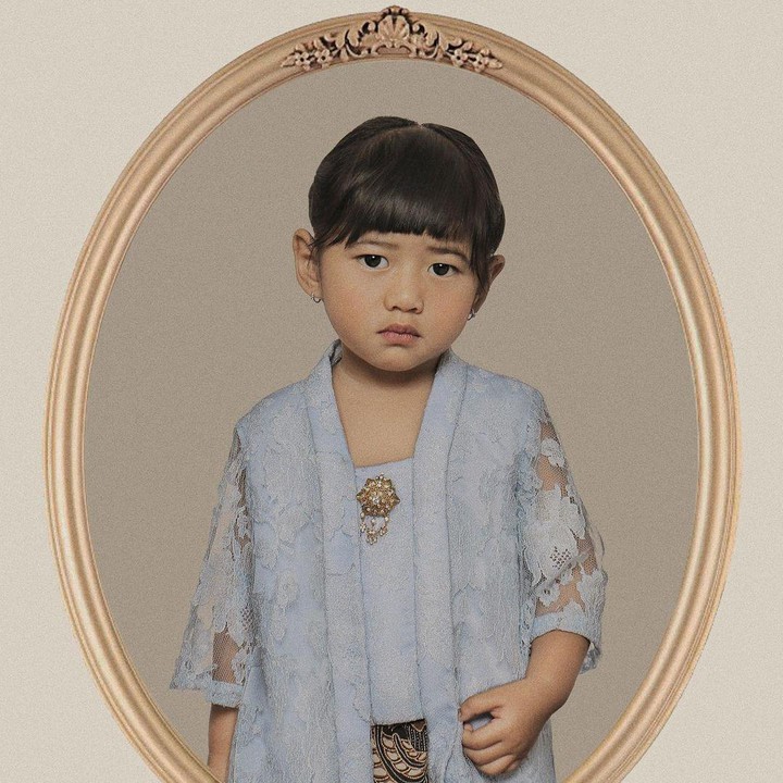 <p>Mengenakan kebaya biru muda, Gaia bergaya serius tapi tetap menggemaskan. (Foto: Instagram @ruby_26)</p>