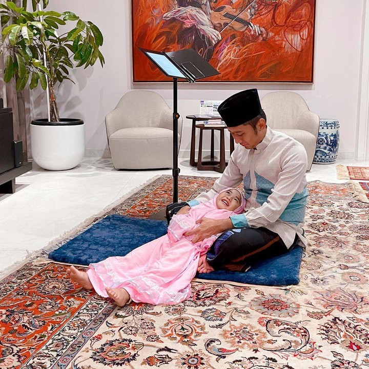 <p>Sebagai anam bungsu, Gaia tampak sering menghabiskan waktu bersama ayahnya. Ia pun menemani sang ayah salat, Bunda. (Foto: Instagram @ruby_26)</p>