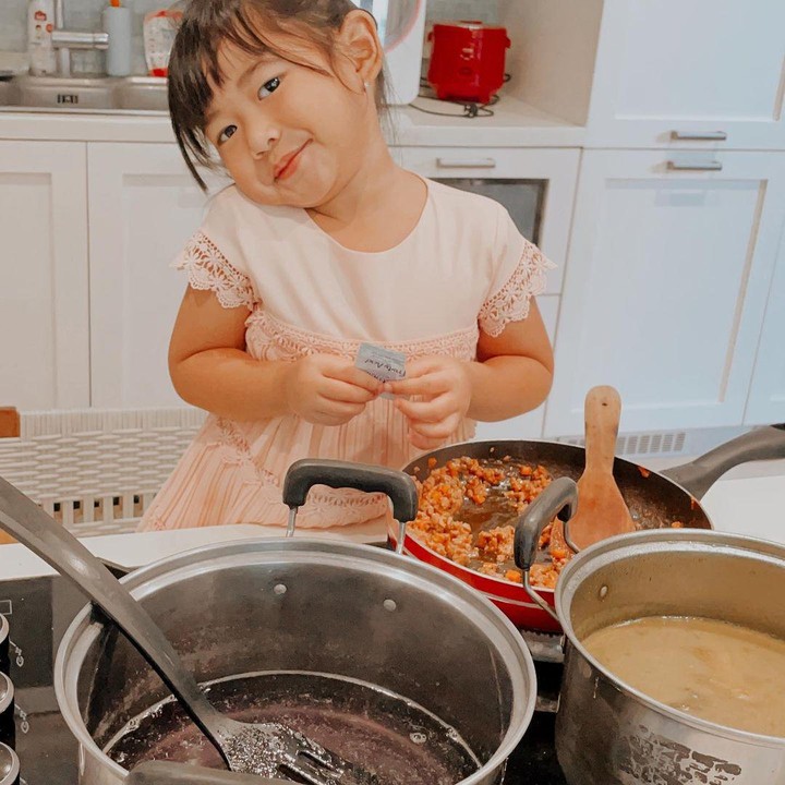 <p>Gaia juga membantu sang ibu memasak nih. Katanya dia lagi masak untuk kedua kakaknya. (Foto: Instagram @ruby_26)</p>