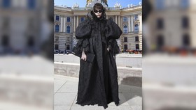 Balenciaga Buat Coat Yang Terinspirasi Gaun Putri Diana