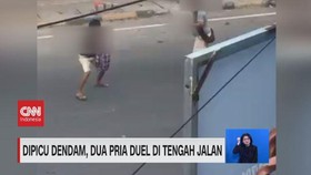 VIDEO: Dipicu Dendam, Dua Pria Duel di Tengah Jalan