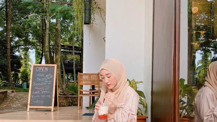 Intip Yuk Inspirasi Outfit Lebaran dari OOTD Larissa Chou