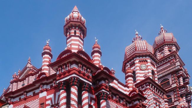 Masjid Jami Ul-Alfar yang berwarna merah dan putih ialah salah satu masjid terbesar di Sri Lanka.