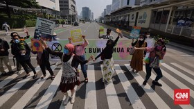 Hari Bumi, Aktivis Lingkungan Gelar Aksi 'Makan' Plastik