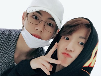 Kocaknya Personel BTS Jungkook dan V Tanya Ibunda soal Lagu Lawas
