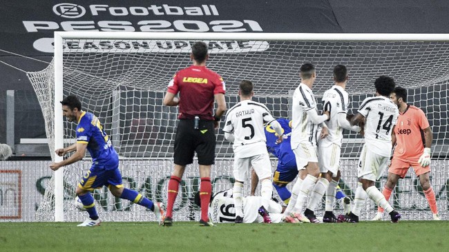 Pelatih Juventus Andrea Pirlo mengaku bakal melakukan evaluasi tugas Cristiano Ronaldo sebagai pagar betis menghadapi tendangan bebas lawan.