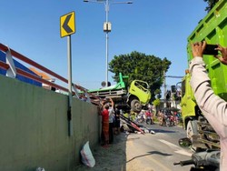 Tiga Truk Kecelakaan di Jembatan Sembayat Gresik, Kemacetan Mengular 1 Km