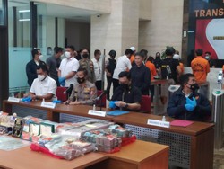 Geledah Rumah Bos EDCCash, Polisi Temukan Senpi