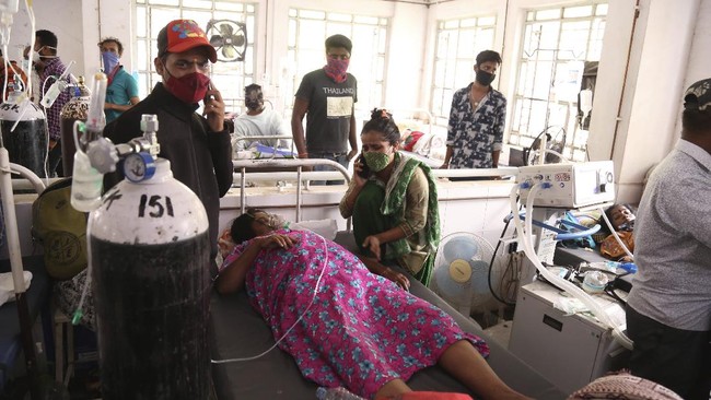 India sementara melarang pasokan oksigen industri karena persediaan untuk pasien virus corona semakin menipis.
