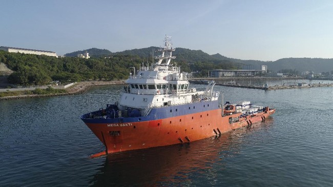 AL Malaysia mengirim kapal MV Mega Bakti untuk membantu pencarian kapal selam KRI Nanggala-402 yang hilang kontak.