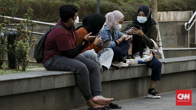 Pemerintah mengatur sejumlah sanksi bagi pelanggar kebijakan PPKM mikro yang diterapkan di luar Jawa-Bali mulai 6-20 Juli mendatang.