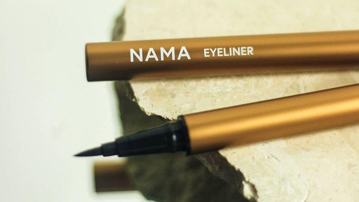 NAMA Eyeliner, Punya 2 Warna yang Pas Buat Bikin Beragam Look NAMA Eyeliner, Punya 2 Warna yang Pas Buat Bikin Beragam Look