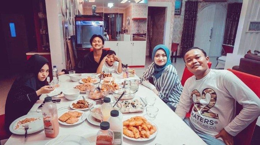 Nathalie Holscher dan Anak-anak Sule Suka Banget Jajan Makanan Bareng Nathalie Holscher dan Anak-anak Sule Suka Banget Jajan Makanan Bareng