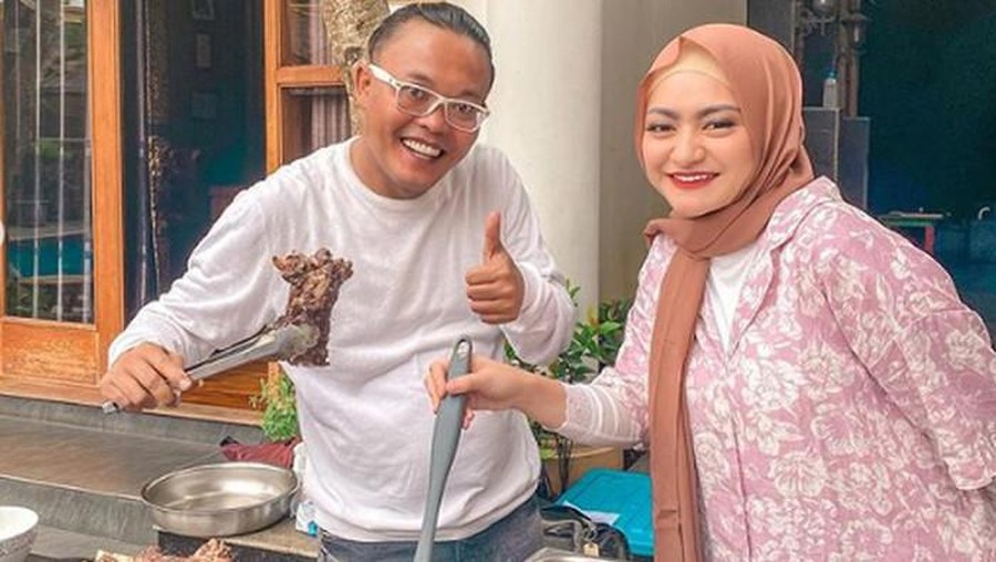 Nathalie Holscher dan Anak-anak Sule Suka Banget Jajan Makanan Bareng Nathalie Holscher dan Anak-anak Sule Suka Banget Jajan Makanan Bareng