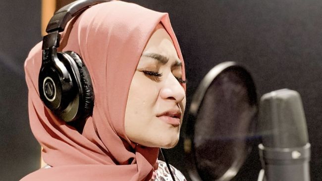 Di tengah isu pisah keretakan rumah tangga, Nathalie Holscher mengumumkan kehamilannya, tak tampak Sule dalam video yang ia unggah.