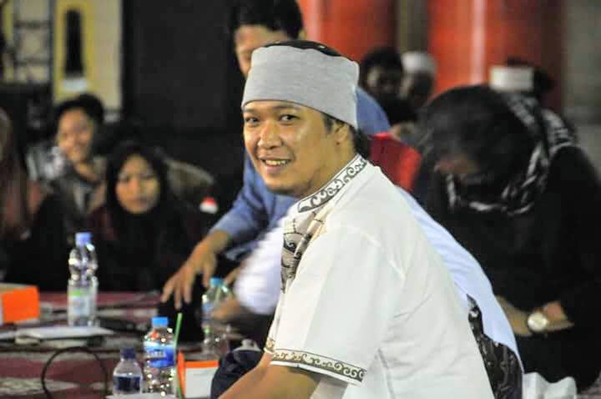 Noe Letto kini memeluk agama islam&comma; tak disangka sebelumnya ia sempat menjadi Ateis&period; Yuk kita lihat potret Noe&excl;