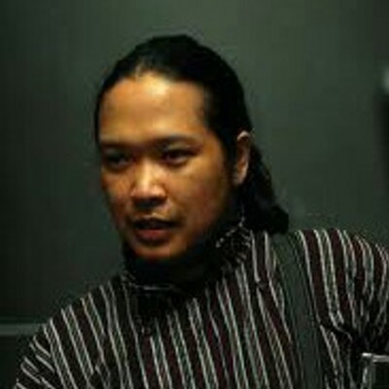 Noe Letto Noe Letto kini memeluk agama islam, tak disangka sebelumnya ia sempat menjadi Ateis. Yuk kita lihat potret Noe!