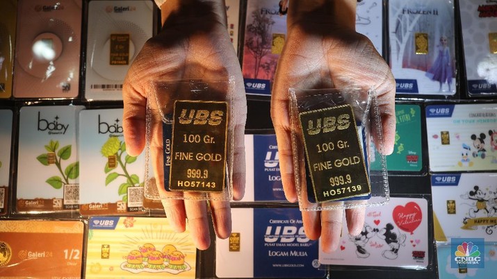 Pegawai merapikan emas batangan di Galeri 24 Pegadaian, Jakarta, Kamis (22/4/2021). Harga emas batangan yang dijual Pegadaian mengalami penurunan nyaris di semua jenis dan ukuran /satuan. (CNBC Indonesia/Tri Susilo) Pegawai merapikan emas batangan di Galeri 24 Pegadaian, Jakarta, Kamis (22/4/2021). Harga emas batangan yang dijual Pegadaian mengalami penurunan nyaris di semua jenis dan ukuran /satuan. (CNBC Indonesia/Tri Susilo)